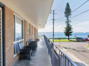 Shoal Towers, unit 1 11 Shoal Bay Road - Wi Fi Air Conditioning fantastic unit across the road from beach